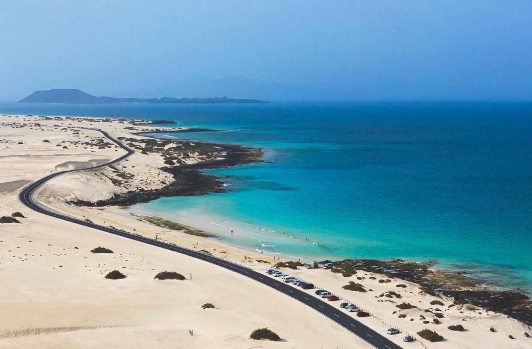 Parque Natural de Corralejo – gamtos rezervatas ir viena įspūdingiausių bei lankomiausių Fuerteventuros salos vietų. Dėl stipraus vėjo tai puiki vieta jėgos aitvarams (kitesurfing)