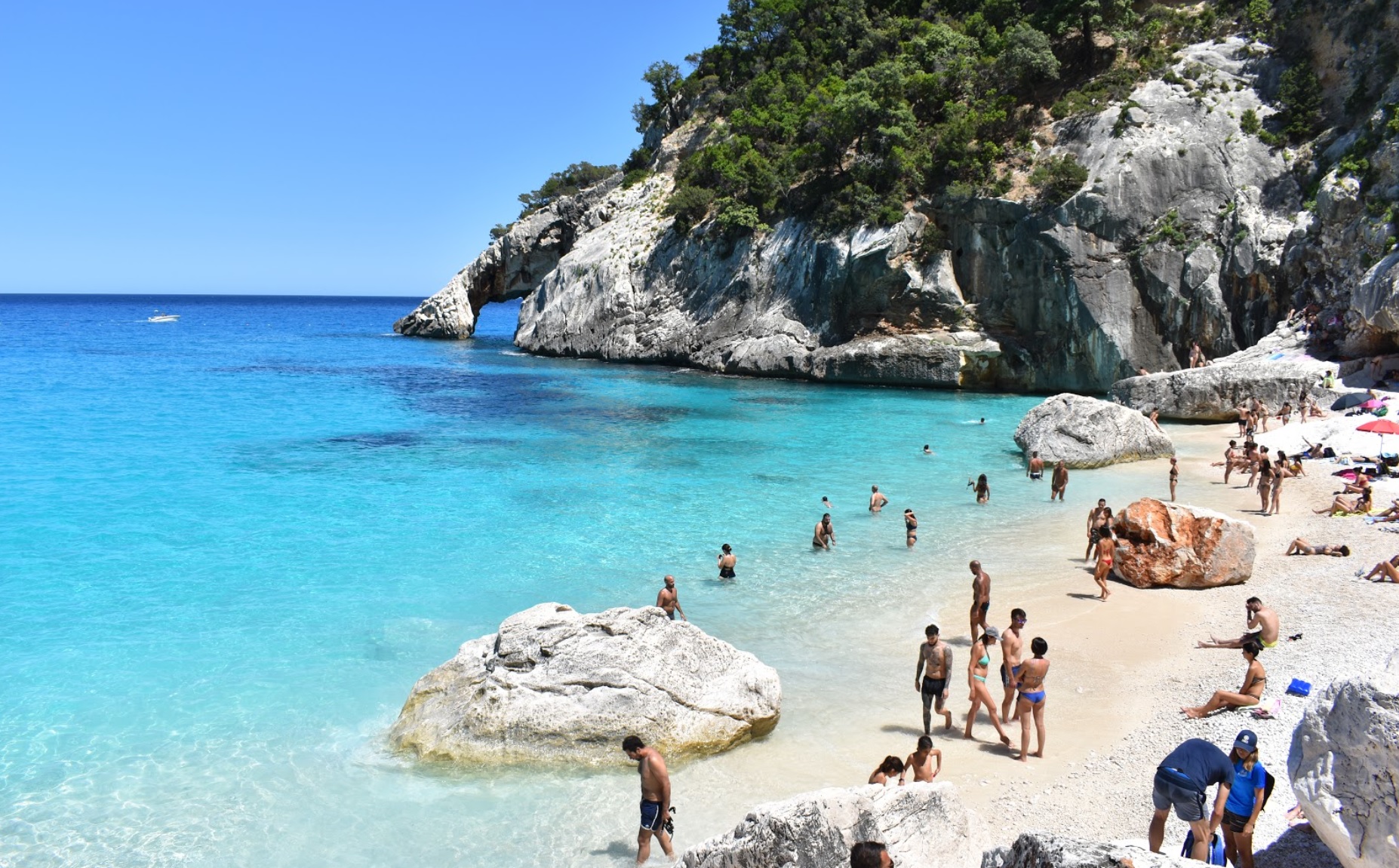 Cala Goloritzé oficialiai laikomas gražiausiu ir labiausiai saugomu paplūdimiu visoje Italijoje, garsėjantis turkio spalvos vandeniu ir aukštomis kalkakmenio uolomis aplink
