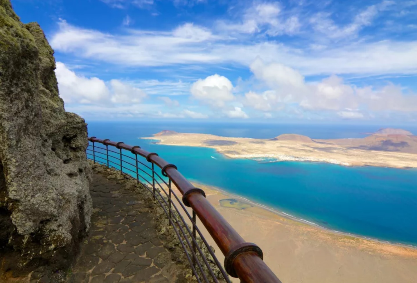 Mirador del Río apžvalgos aikštelė yra viena populiariausių stotelių Lanzarotėje, įsikūrusi šiauriniame Famara uolų (Risco de Famara) pakraštyje, apie 400–474 metrų aukštyje